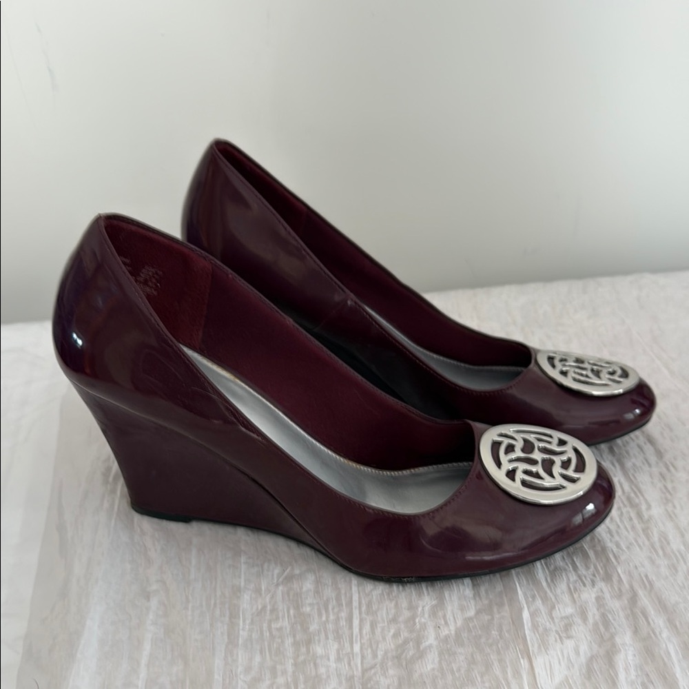 FIONI Clothing Burgundy Wedge Pumps with Silver Emblem